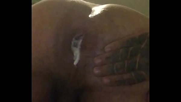 Botando cremita del culo