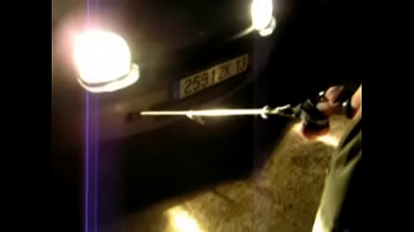 exhibitiondu remorquage de voiture avec les couilles uniquement