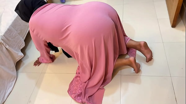 Egyptian Big Ass & Pussy Hot Stepmom Stuck Under Bed Then She Want Hardcore Fuck From Son's Friend thumbnail