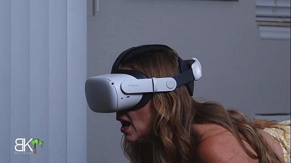 Play MP4 - Dumb StepMom Tricked by VR Gamer StepSon - FULL 4K Video
