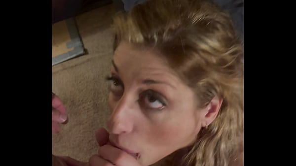 Play MP4 - hot milf gives amazing blowjob