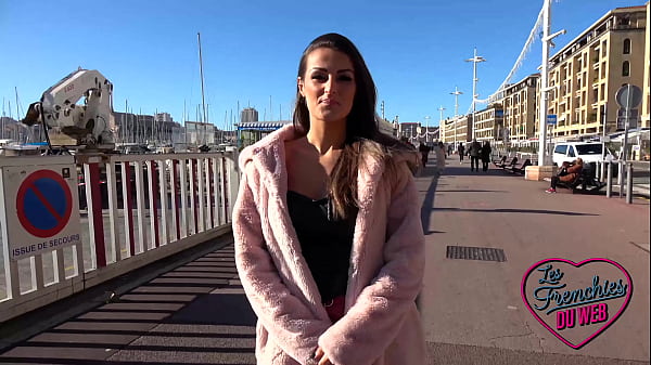 Play MP4 - Lylou Glam's&comma; 25ans&comma; est une magnifique coquine