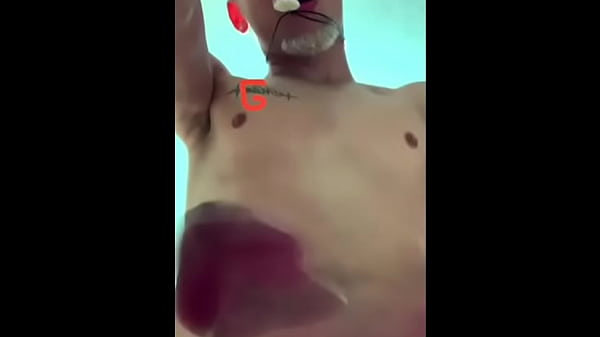 novinho dotado exibe a piroca enquanto o moto taxi chega 