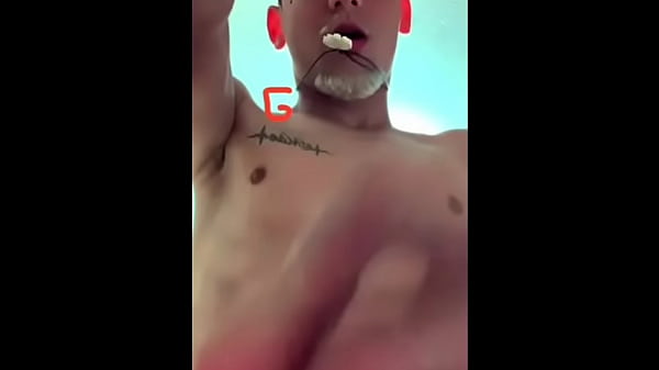 Play MP4 - novinho dotado exibe a piroca enquanto o moto taxi chega