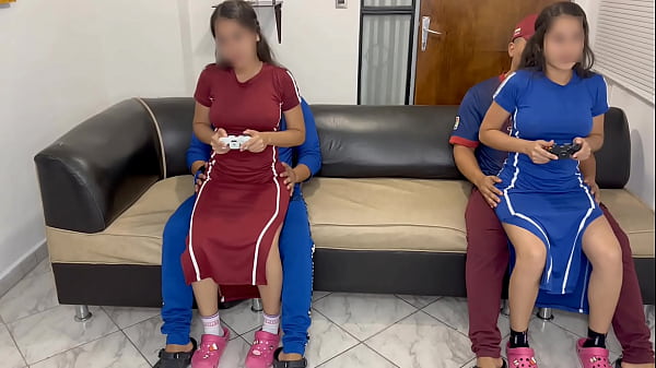 Las Primas quieren Jugar Video juegostienen que Hacerlo Sentada en Nuestras_Piernas