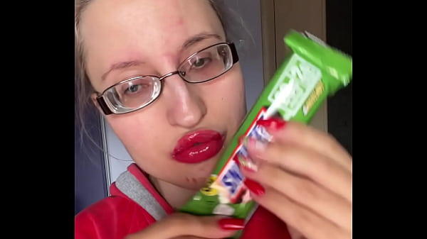 Nonton Asmr Eating In Big Glasses thumbnail