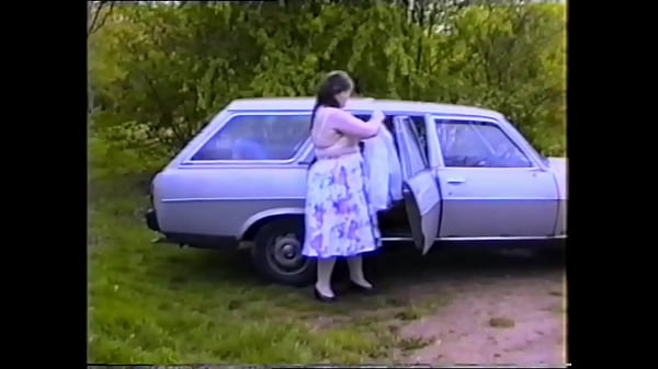 Nonton Elizabeth Hogben's First Nude Car Trip On The Roads Of Surrey thumbnail