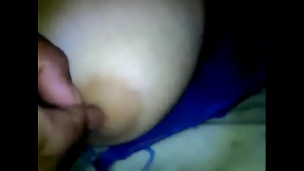 Llenita jugando con sus tetas 