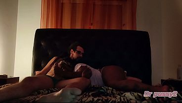 Ebony Novinha Adora Mamar O Colega De Quarto, Quando O Convida A Ver Tv thumbnail