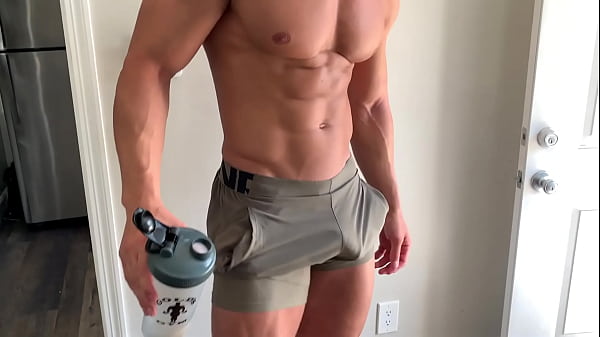 Malhado do youtube marcando o pau no short 