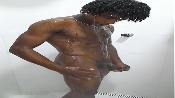 Play MP4 - Magrinho gostoso tomando um banho pra refrescar do calor