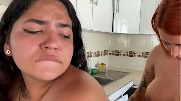 Le doy duro por su apretado culo