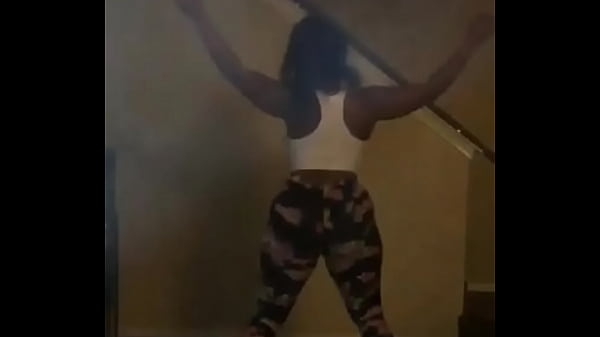 Thick chick shaking that ass