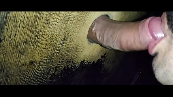 Yuri Ga&uacute;cho - Puto Mamando Dotados No Glory Hole thumbnail