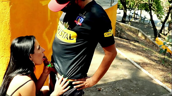 Play MP4 - Morena Gata Chupando Rola de Desconhecido em P&uacute;blico