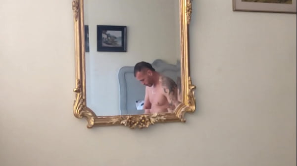 Musculoso Y Lleno De Tatuajes, Este Hombre Se Toca Frente Al Espejo thumbnail