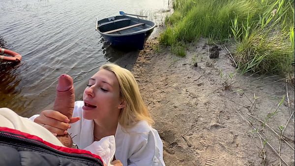 Play MP4 - Outdoor risky sex with hot blonde in fishnet