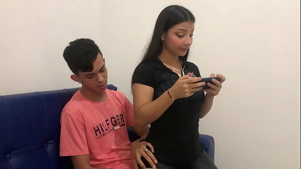 Play MP4 - MI HERMANASTRA LATINA COLOMBIANA ESTABA EN CASA Y ME PIDIO QUE LE ENSE&Ntilde;ARA COMO JUGAR CON EL CELULAR ELLA MUY CALIENTE ME MOSTRO SU HERMOSO CULO- PORNO EN ESPANOL-