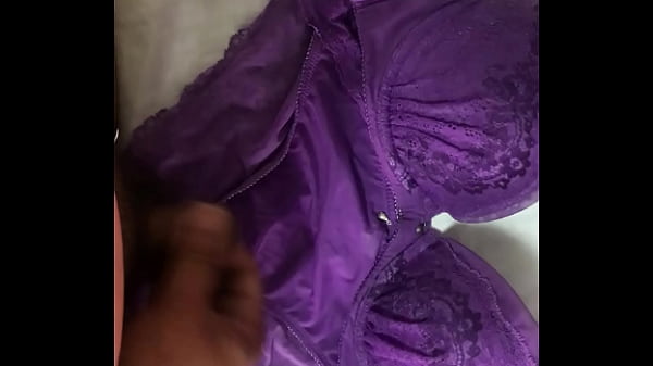 Play MP4 - 射在全套原味紫色內衣褲上 蕾絲透明性感