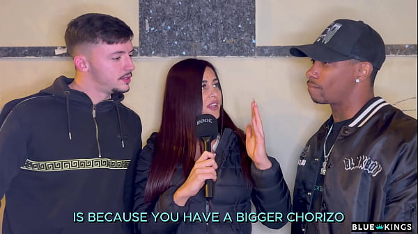 Play MP4 - Andrea Lux entrevista a dos chicos en la calle y se los folla en el hotel