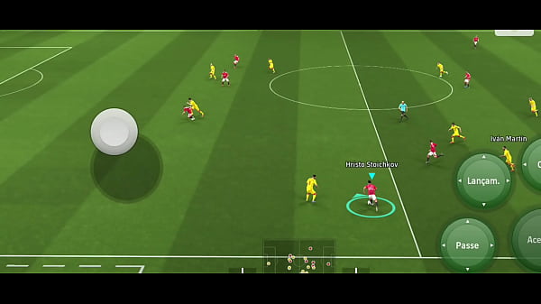 Jogando efootball e batendo uma para minha prima safada