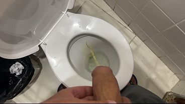 Rapaz mijando no banheiro p&uacute;blico rio de janeiro 