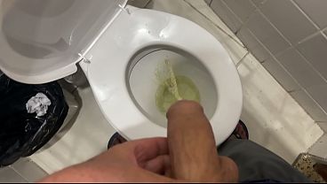 Rapaz Mijando No Banheiro P&uacute;blico Rio De Janeiro thumbnail