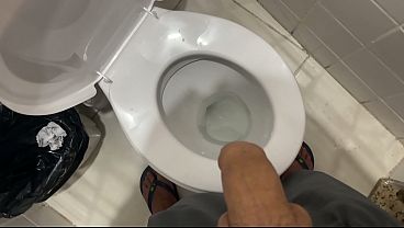 Nonton Rapaz Mijando No Banheiro P&uacute;blico Rio De Janeiro thumbnail