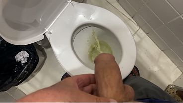 Rapaz Mijando no Banheiro Público Rio de Janeiro
