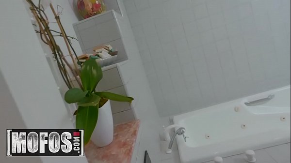 Play MP4 - Pervs on Patrol - &lpar;Alex Jett&comma; Nikki Peach&rpar; - Stepsister Shower Peepshow - MOFOS