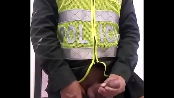 Play MP4 - Policial mostrando a pica