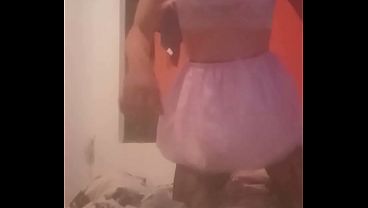 Play MP4 - Lindo mariquita blanco con cabello rosado vestido de mujer