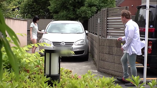 胸元の貧乳が目立つ格好の美女が目の前に&hellip;。しかも完全乳首勃起状態！ちっぱい好きの僕はもう我慢の限界で&hellip;【パート1】