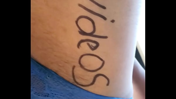 Mostrando mi  cola en tanga 