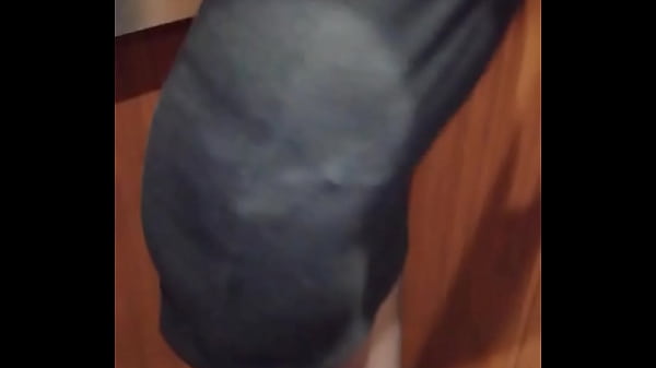 Je chauffe un homme dans l'ascenseur il me tripote le cul joue de mon plug je 