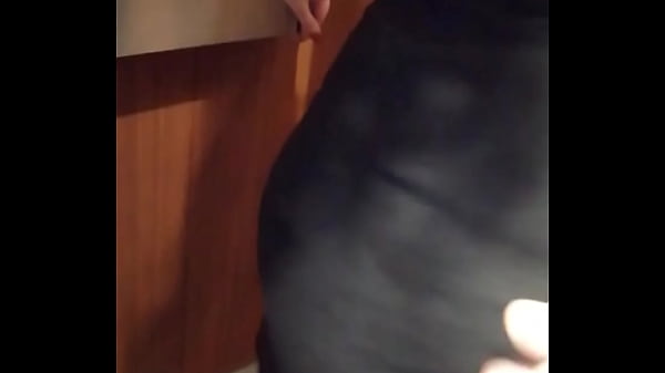 Je chauffe un homme dans l'ascenseur il me tripote le cul joue de mon plug je