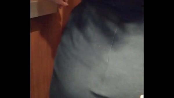 Je chauffe un homme dans l'ascenseur il me tripote le cul joue de mon plug je 