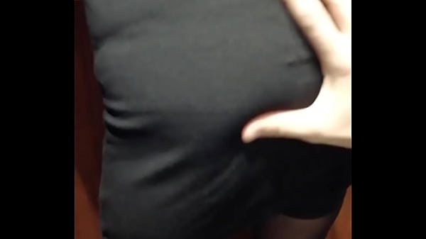 Je chauffe un homme dans l'ascenseur il me tripote le cul joue de mon plug je 