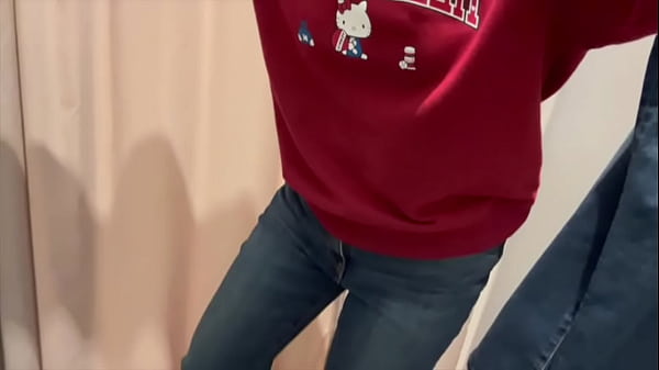 【更衣室でオナニー】 隣で着替えてる人にオナニーしてるのバレそうになりました 