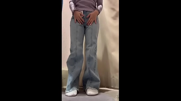 【更衣室でオナニー】 隣で着替えてる人にオナニーしてるのバレそうになりました 