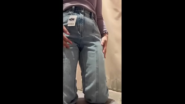 【更衣室でオナニー】 隣で着替えてる人にオナニーしてるのバレそうになりました 