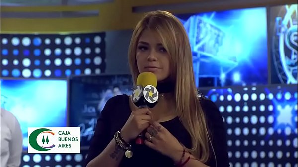 Modelo  de televisi&oacute;n super sexy no da m&aacute;s de buena vestido negro 