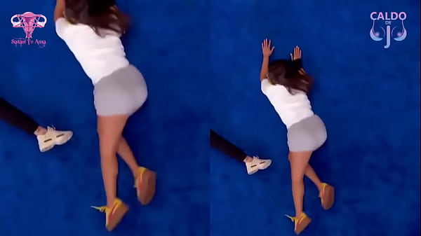 mostrando las nalgas en shorcito 