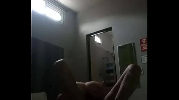 Cabalgando sobre un extensor para pene que me hace venirme demasiado 