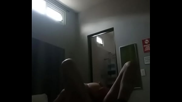 Cabalgando sobre un extensor para pene que me hace venirme demasiado
