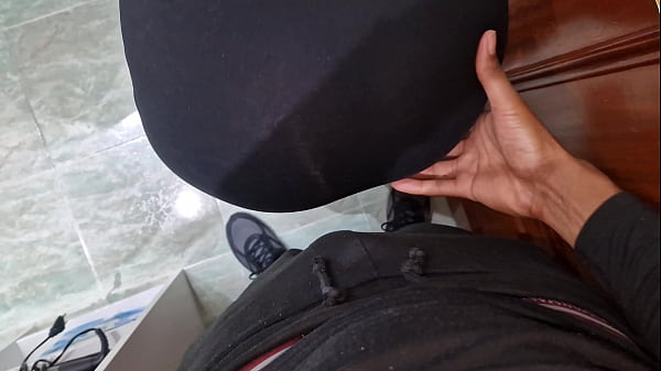 Le pago dinero_a la sirvienta_de mi madre a cambio de_una buena mamada_con garganta profunda