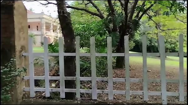 Casada gostosa trepando com o porteiro da fazenda come&ccedil;ou com um boquete ali mesmo e depois foram para a casa dela trepar 