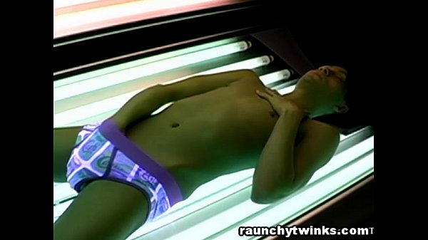 Play MP4 - Can't Resist To Jerk Off While Getting Tanned