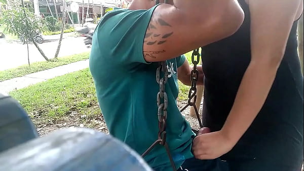 Mamada En El Parque En Navidad Mientras Nos Rodean Las Personas thumbnail