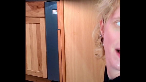 Play MP4 - Horny wife fisted on the kitchen counter